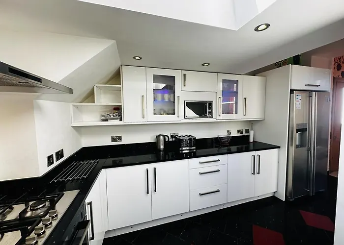 Roomy Home 1 Level Free Parking