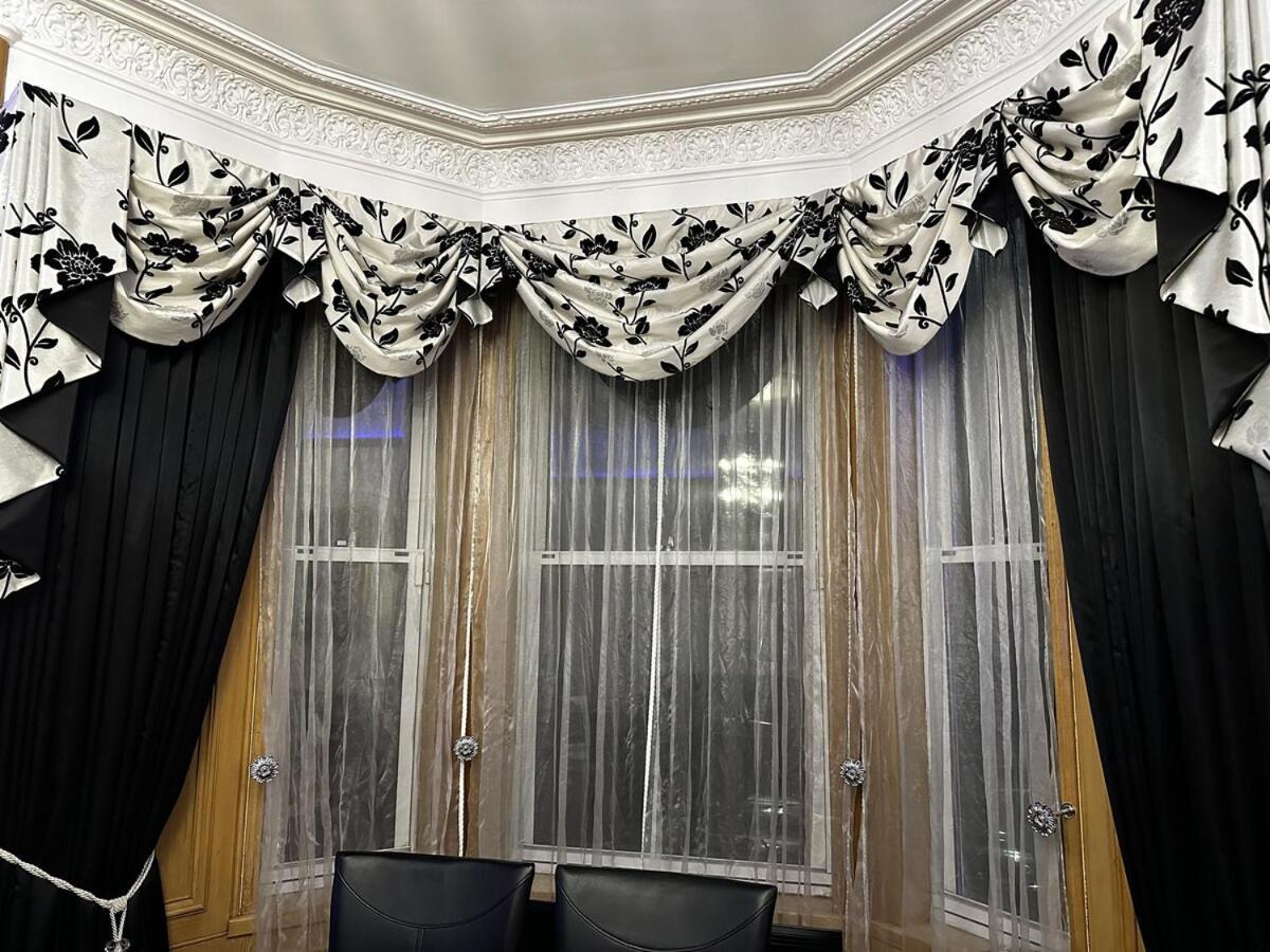 Roomy 1 Level Free Parking Holiday home *